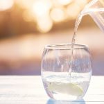 Tenha perda de peso, bebendo água antes das refeições