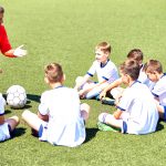 Praticar esportes motiva reflexos e o trabalho em equipe