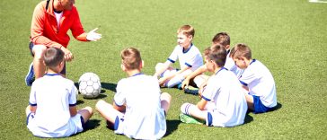 Praticar esportes motiva reflexos e o trabalho em equipe