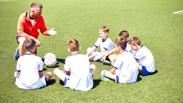 Praticar esportes motiva reflexos e o trabalho em equipe