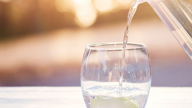 Tenha perda de peso, bebendo água antes das refeições